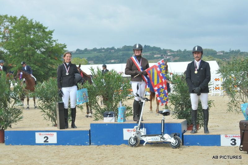 podium avec medaille 6 cluny 2015